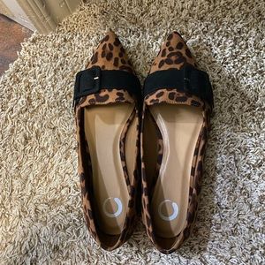 Pointed toe leopard flats